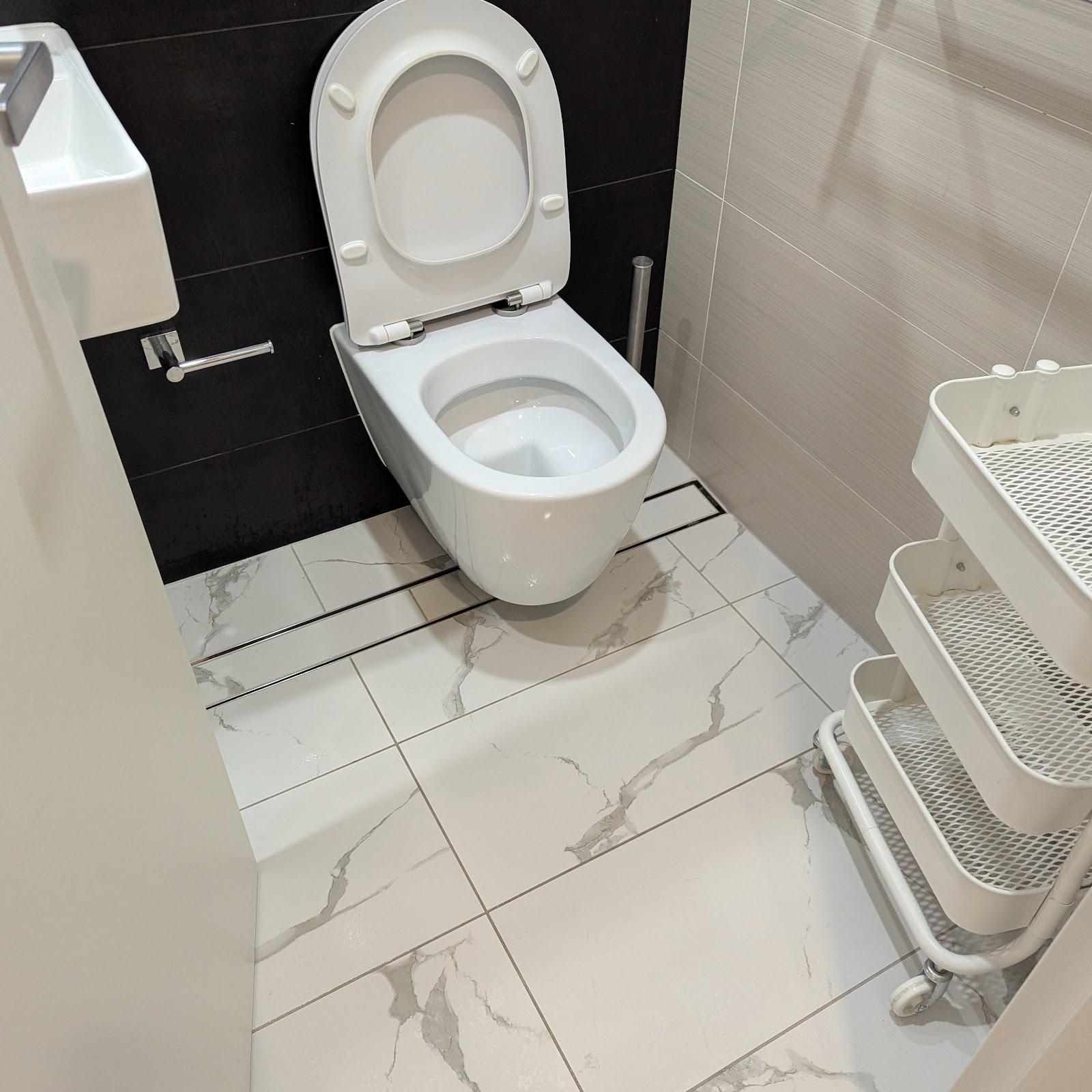 Toilet with marble-look floor
