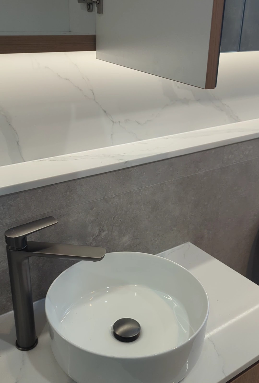 Bathroom vessel sink and tapware